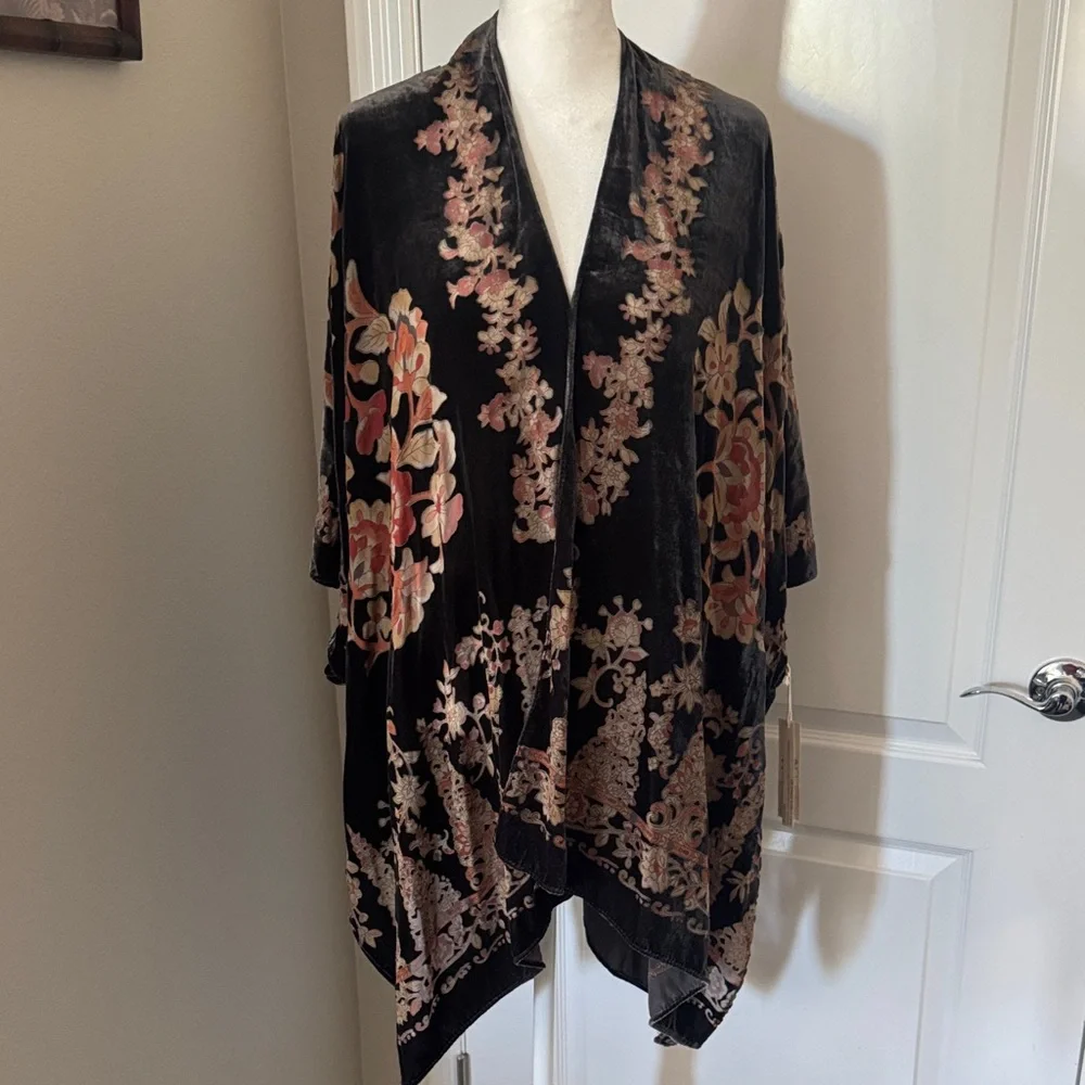 Lovestitch Black and Pink Floral Kimono - Picture 1 of 2